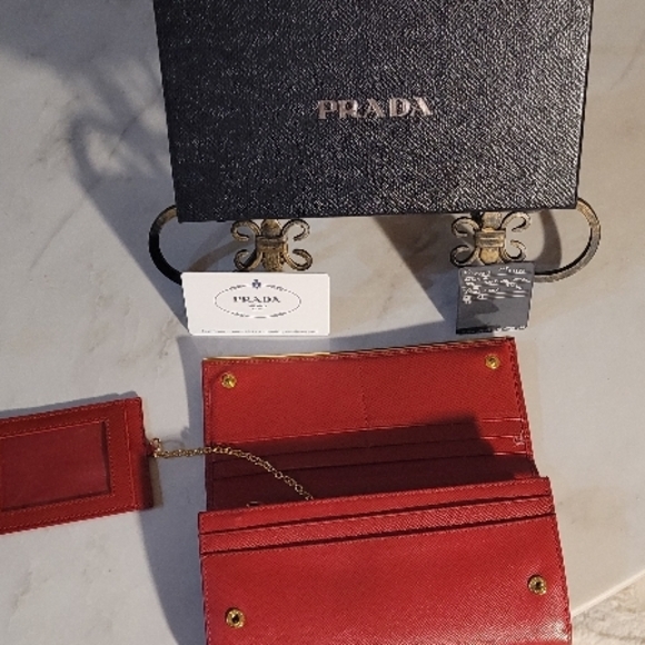 Prada Red Wallet Smooth Leather Elegant Design - Picture 15 of 16